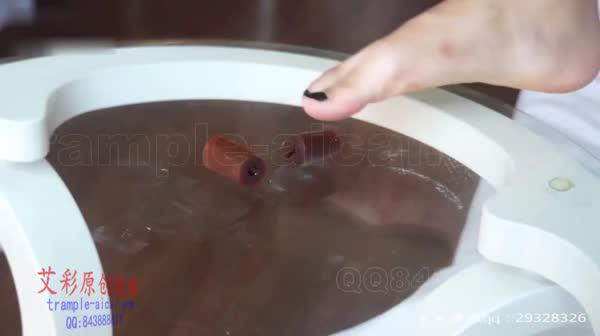 全国首发 【艾彩原创】---- 佳佳学生主的踩踏食物裸足喂奴